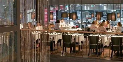 Chez Philippe - очень оживленный стейк-хаус.