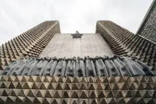 В 1951 году началось строительство новой базилики, представляющей собой образец лучшего гипускского искусства. Хорхе Отейса…