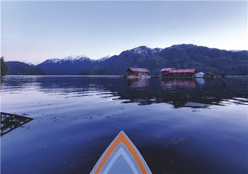 На пути к хижине дикой природы Кхутзейматин две плавучие хижины, соединенные платформой.