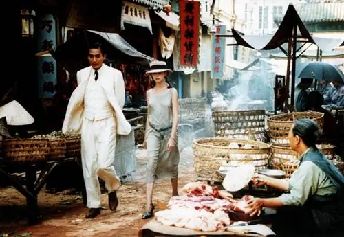 На ней косички и розовая фетровая мальчишеская шапка. Он белый тусорный костюм.