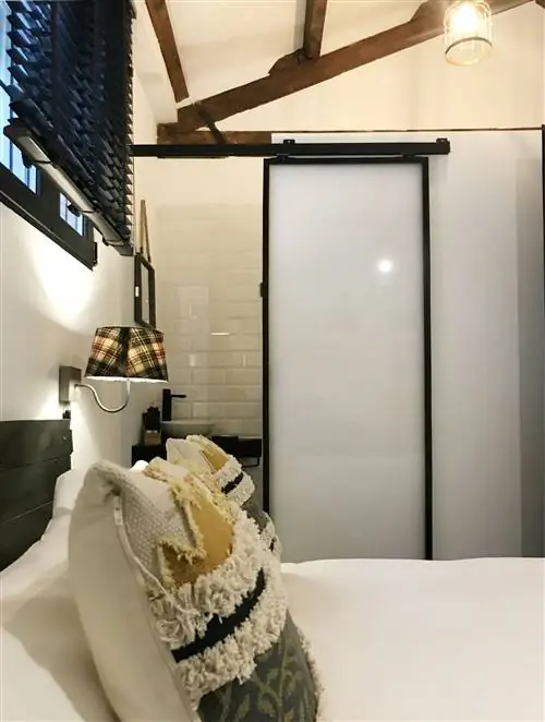 Одна из комнат с двуспальной кроватью в LaNave Hostel.