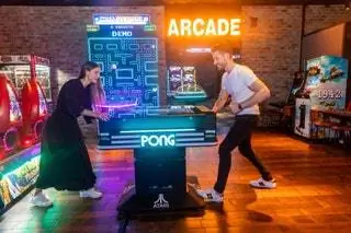 В Brass Monkey есть 12 дорожек для боулинга, виртуальные симуляторы автомобильных гонок и ретро-аркадные игры. Итак, в…