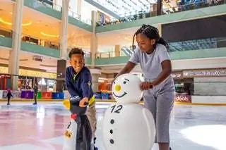 В школе фигурного катания Dubai Ice Rink всегда есть место для новичков от 7 лет, которые…