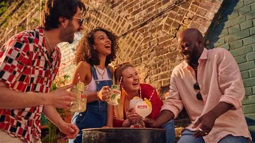 Друзья наслаждаются Beefeater London Summer