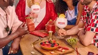 Друзья делятся закусками в Beefeater London Summer