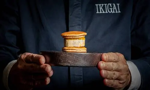 Густая дораяки из фундука с фуа-гра и джемом подается в Ikigai Velzquez.