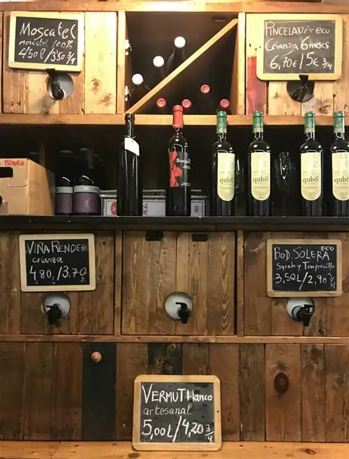 Наливное вино и вермут в La SiempreLlena.