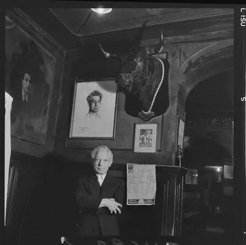 Черно-белая фотография интерьера таверны Антонио Снчеса.