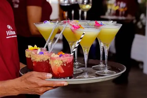 Коктейли на подносе в отеле Hilton Diagonal Mar Barcelona