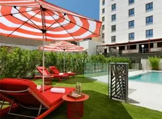 Открытый бассейн в отеле Hard Rock Hotel Madrid вдохновлен музыкой и оборудован подводными динамиками… Открытый бассейн в отеле Hard Rock Hotel Madrid вдохновлен музыкой и оборудован подводными динамиками…