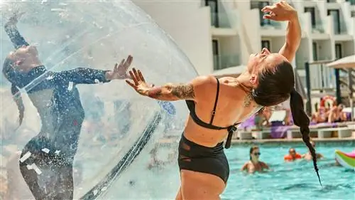 Шоу в бассейне Hard Rock Ibiza.