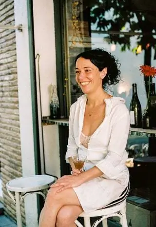 Jugo Vinos Vivos на площади Сан-Андрес является одним из тех мест, где течет энергия. Габи вместе с Хавьером…