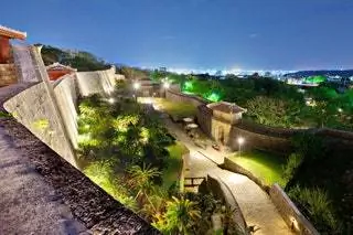 Посетите исторический замок Сюридзё.