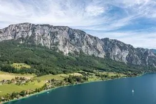 Между 1901 и 1916 годами художник Густав Климт нашел убежище и вдохновение на берегу озера Аттерзее в самом сердце…