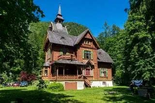 За императором и дворянством последовали художники. В Бад-Ишле, так называемом с 1906 года, критик построил свой дом…