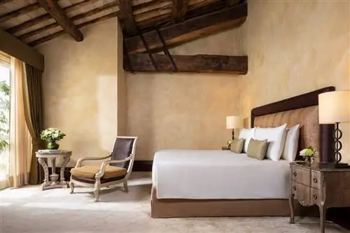 Одна из комнат с террасой в Anantara Palazzo Naiadi Rome.