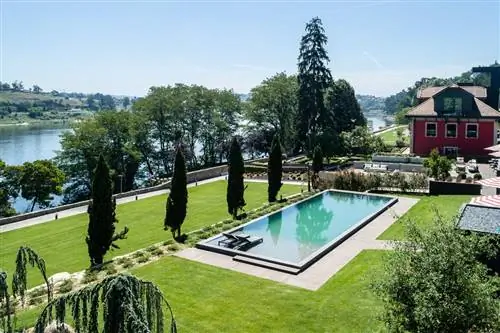 Бассейн и сады отеля.