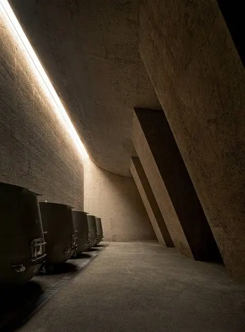 Между цементными стенами винодельни Перелада.