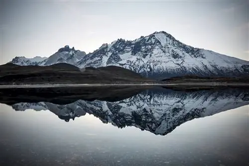 Горный массив отражается в озере Нрденшельд.