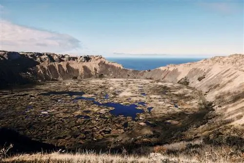 Кратер Рано-Кау, один из трех вулканов, породивших остров Пасхи.