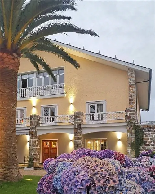 Фасад и сад в Регейро.