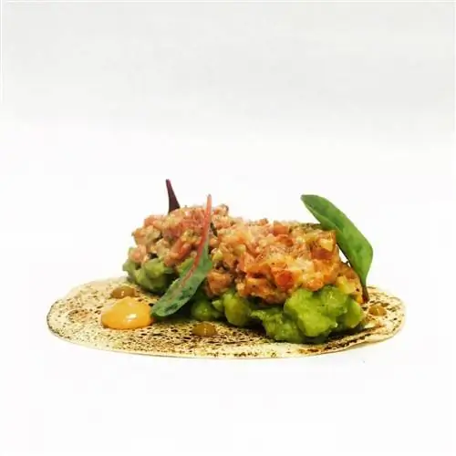 Тако на гриле с гуакамоле и красным соусом мохо в Besana Tapas.