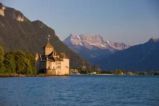 Когда-то здесь был очаровательный замок, омываемый озером, окруженный виноградниками на террасах, включенных в список Всемирного наследия…