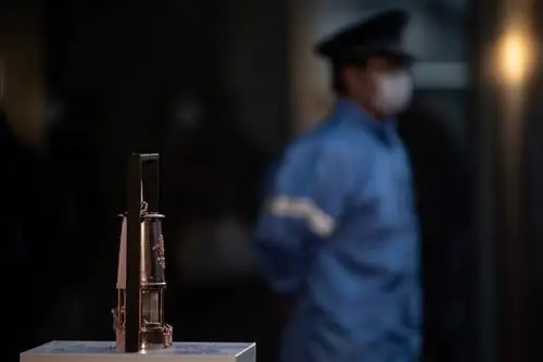 Олимпийский огонь Токио-2020 вывешен возле станции Ханамаки в префектуре Иватэ.