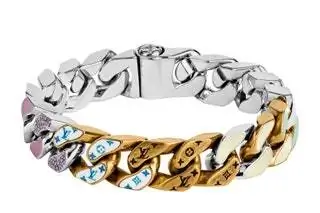 Гораздо более отчетливой и заметной является гравировка символического мотива Monogram на браслете Soapy link, который…