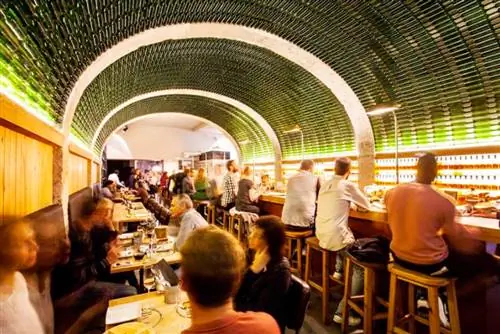 Купол винных бутылок в By the Wine Lisboa.