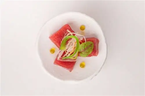 Кубики красного средиземноморского тунца, маринованные в имбирно-соевом соусе и бальзамическом уксусе из Модены