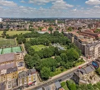 Ферма Хакни-Сити расположена в Восточном Лондоне между районами Хакни и Тауэр-Хамлетс.