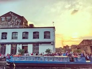 Люди пьют пиво в пивоварне Crate Brewery в районе Хакни.