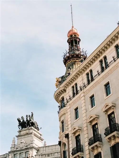 Угол здания, в котором находится отель Four Seasons Madrid.