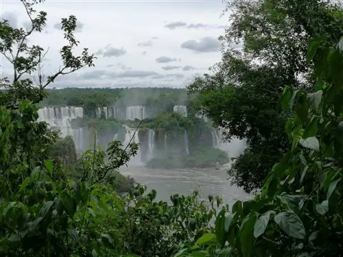 Водопады Игуасу - самая большая водяная завеса в мире