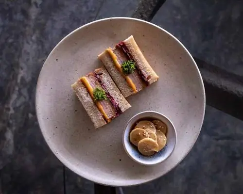 Блюдо Katsu Sando из ресторана Mestixa в Тулуме, Мексика.