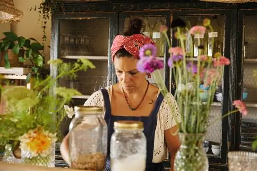Повар в отеле Arkhé de Pals в Эмпорде.