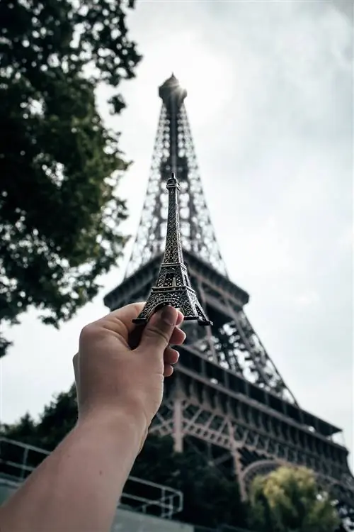 Вы также сделали обязательное фото перед Эйфелевой башней?