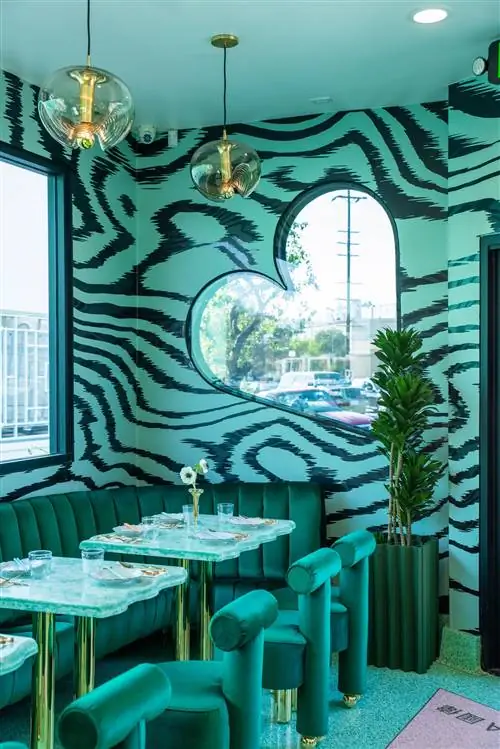 Процветание зеленого цвета приветствует посетителей внутри ресторана.