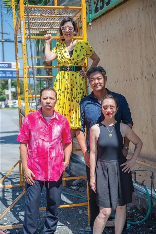 Умберто позирует со своей матерью Венди, зятем Джоном и сестрой Рикардиной.