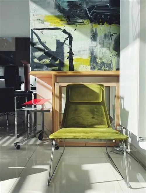 Чизкейк, который продается среди дизайнерской мебели.