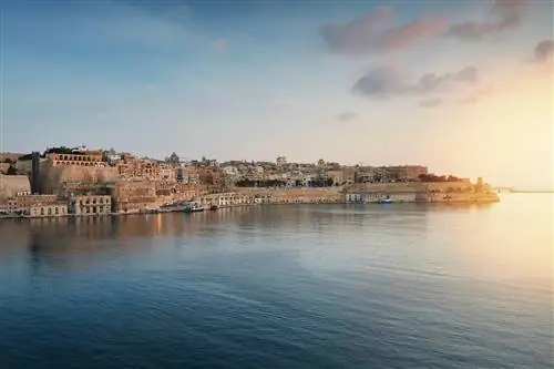 Большая гавань Мальты с солнцем, отражающимся в воде.