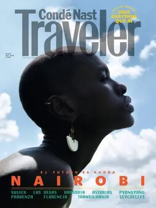 Обложка № 120 «Cond Nast Traveler Spain», профиль модели Аджумы Насаньяны на фоне голубого неба.