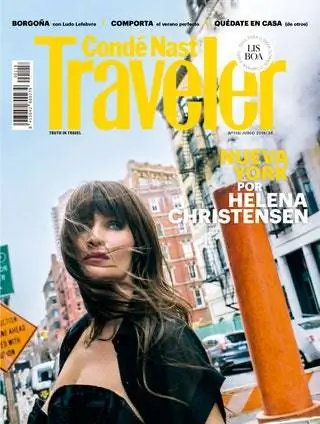 На обложке № 118 Cond Nast Traveler Spain Хелена Кристенсен позирует на улице в Нью-Йорке.