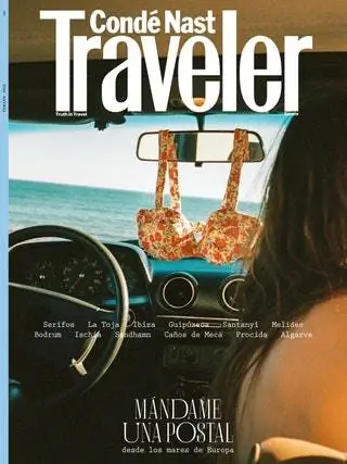 Обложка № 146 фотографии Cond Nast Traveler Spain из машины, где девушка переодевается, а…
