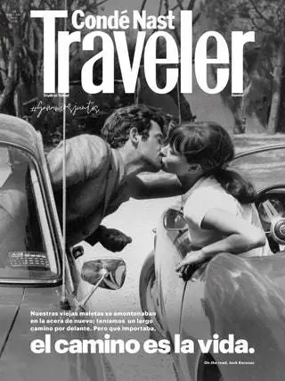 Обложка № 142 Cond Nast Traveller Spain. Анна Карина и Жан-Поль Бельмондо целуются в сцене из спектакля «Безумный Пьеро».