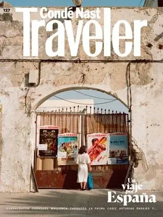 Обложка № 127 Cond Nast Traveler Spain: женщина перед входными дверями старой фермы смотрит на…