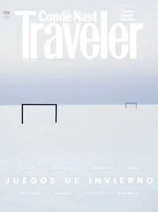 Обложка № 127 Cond Nast Traveler Spain: снежная земля и белое облачное небо с двумя черными воротами.