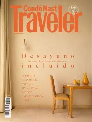 Обложка № 121 сервировки стола Cond Nast Traveler Spain для завтрака в комнате с кремовыми тонами и мебелью…