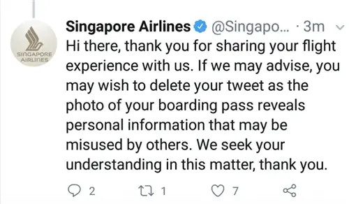 Скриншот ответа Singapore Airlines паре путешественников, которые поделились своим посадочным талоном в Твиттере.